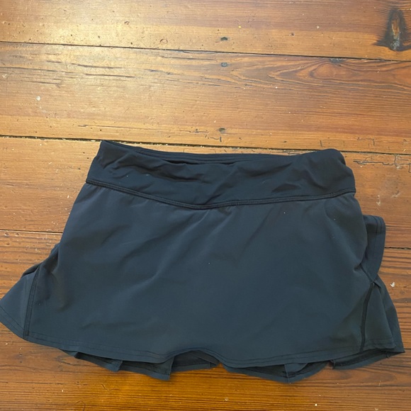 Lululemon tennis skirt size 4 - Picture 2 of 2
